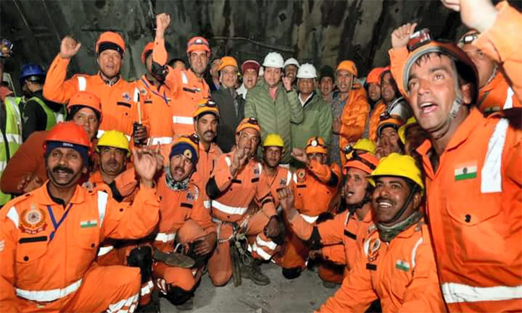 சுரங்கத்தினுள் தொழிலாளர்களுடன் முதல் சந்திப்பு.. தோளில் தூக்கி கொண்டாட்டம்: நினைவுகூர்ந்த மீட்புக் குழுவினர்