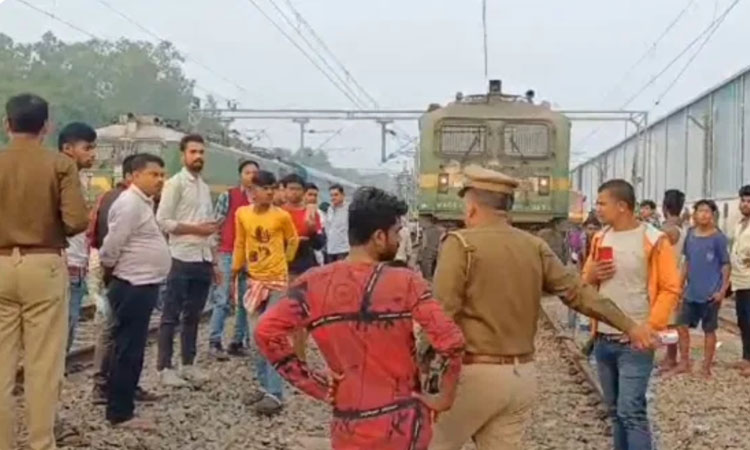 சிக்னல் கோளாறை சரிசெய்துகொண்டிருந்த ஊழியர்கள் மீது மோதிய எக்ஸ்பிரஸ் ரெயில் - 2 பேர் பலி