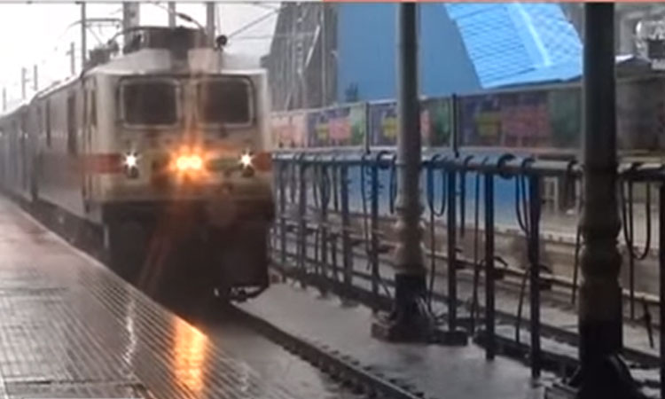 சென்னையில் ரத்துசெய்யப்பட்ட ரெயில்கள், மாற்று ரெயில்நிலையம் மூலம் புறப்பட ஏற்பாடு