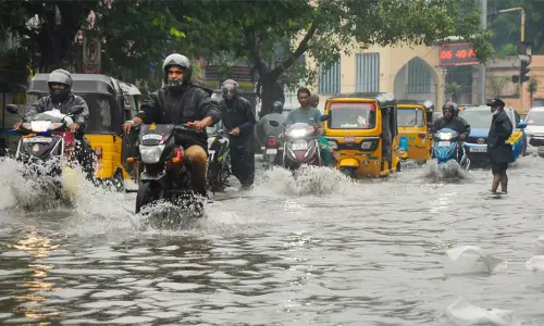 சென்னையில் இன்று இரவு வரை பலத்த காற்றுடன் கனமழை நீடிக்கும் - வானிலை மையம்