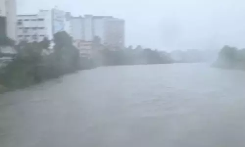 சென்னையில் விடாது பெய்யும் கனமழை... அடையாறில் கரை புரண்டு ஓடும் வெள்ளம்