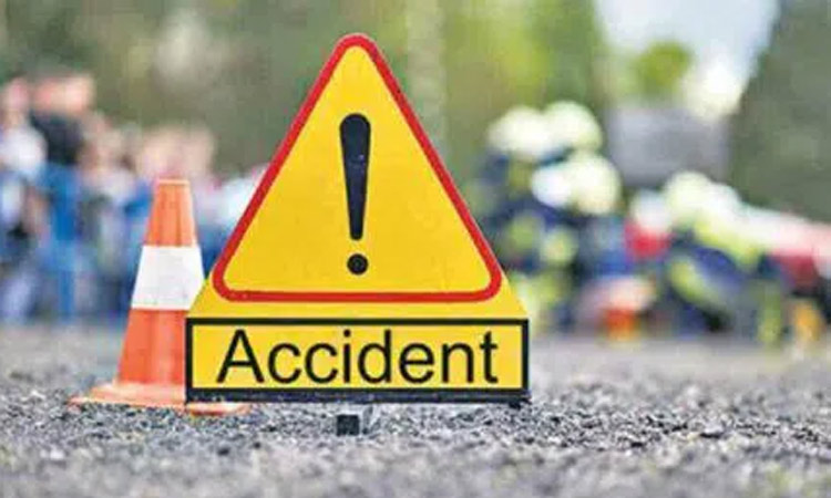 மரத்தில் மோதி சிதைந்த பேருந்து.. 14 பேர் உடல் நசுங்கி பலியான சோகம்