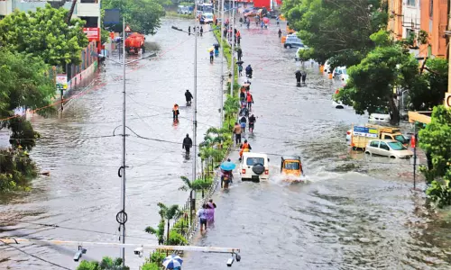 மிக்ஜம் புயல்: பொதுமக்கள் தொடர்பு கொள்ள முக்கிய தொலைபேசி எண்கள் அறிவிப்பு