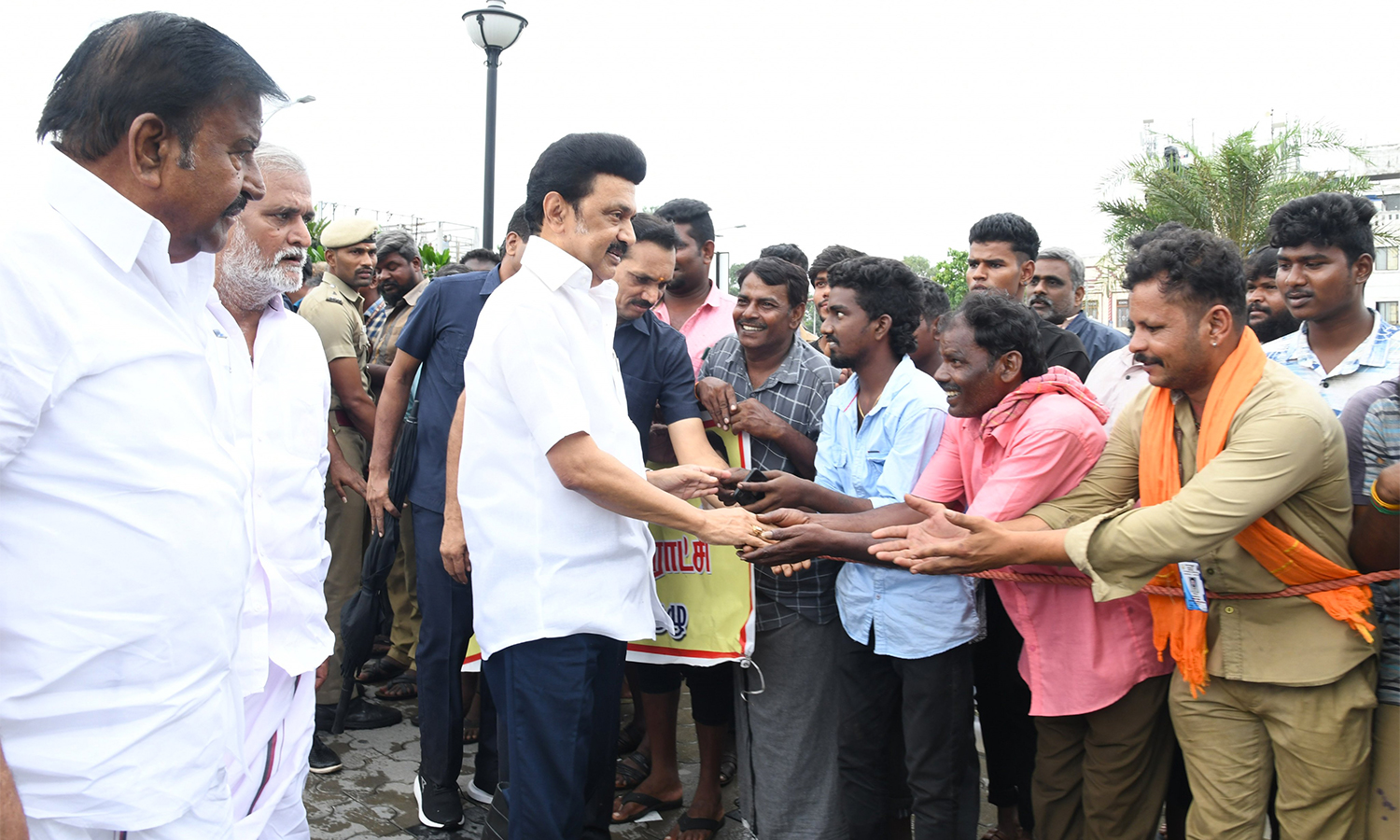 புயலால் பாதிக்கப்பட்ட மக்களை முதல்வர் மு.க.ஸ்டாலின் மற்றும் அமைச்சர்கள் நேரில் சென்று பார்வையிட்டனர்....!