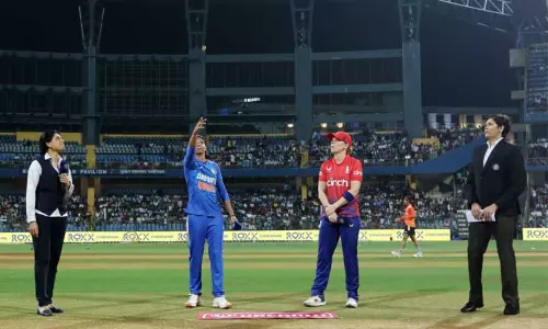 பெண்கள் டி20 : இந்தியாவுக்கு எதிரான ஆட்டத்தில் இங்கிலாந்து பேட்டிங் தேர்வு பெண்கள் டி20 : இந்தியாவுக்கு எதிரான ஆட்டத்தில் இங்கிலாந்து பேட்டிங் தேர்வு