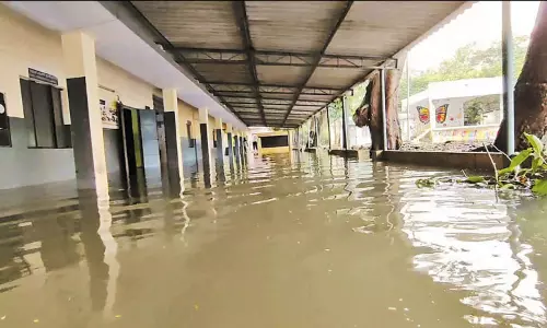 இன்று பள்ளிகள் திறக்கப்படும் நிலையில் போரூர் பெண்கள் பள்ளியில் குளம்போல் தேங்கி நிற்கும் மழைநீர் இன்று பள்ளிகள் திறக்கப்படும் நிலையில் போரூர் பெண்கள் பள்ளியில் குளம்போல் தேங்கி நிற்கும் மழைநீர்