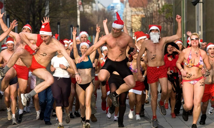 ஹங்கேரி: மேலாடைகளின்றி ஓடிய ஆண்கள்; எதற்காக தெரியுமா?