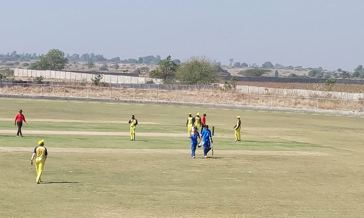 விஜய் ஹசாரே டிராபி; வருண் சக்கரவர்த்தி, சாய் கிஷோர் அபார பந்துவீச்சு...மும்பை 227 ரன்கள் சேர்ப்பு..!