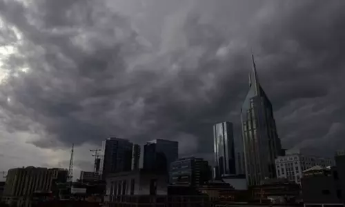 அமெரிக்காவை புரட்டி போட்ட புயல்.85 ஆயிரம் வீடுகள் இருளில் மூழ்கின