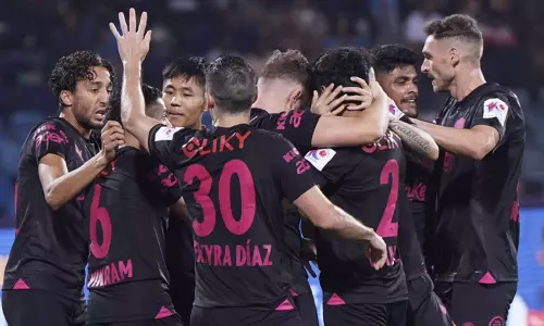 ஐ.எஸ்.எல். கால்பந்து தொடர்; கோவா - மும்பை அணிகள் நாளை மோதல்..!