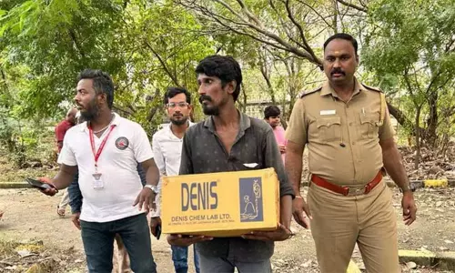 குழந்தையின் உடலை அட்டைப் பெட்டியில் வைத்து வழங்கிய விவகாரம்.. அரசு மருத்துவமனை ஊழியர் சஸ்பெண்ட்