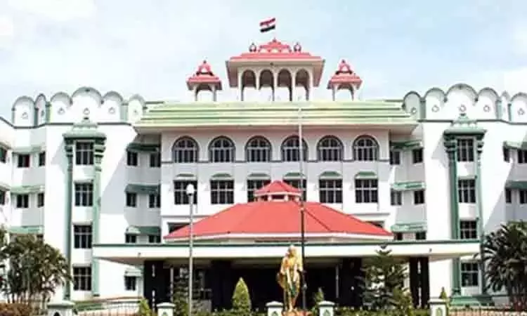 அனுமதியின்றி கட்டடங்களை கட்டியவர்கள் மீது நடவடிக்கை எடுக்க வேண்டும் - மாநகராட்சிக்கு மதுரை ஐகோர்ட்டு உத்தரவு அனுமதியின்றி கட்டடங்களை கட்டியவர்கள் மீது நடவடிக்கை எடுக்க வேண்டும் - மாநகராட்சிக்கு மதுரை ஐகோர்ட்டு உத்தரவு