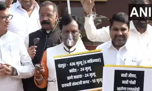 மராட்டியம்:  அரசு மருத்துவமனைகளில் உயிரிழப்புகளை கண்டித்து எதிர்க்கட்சிகள் நூதன போராட்டம்