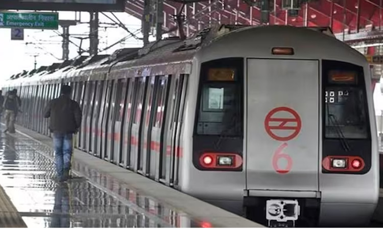 டெல்லி மெட்ரோ ரெயிலில் பயணித்த மருத்துவ மாணவர் உயிரிழப்பு