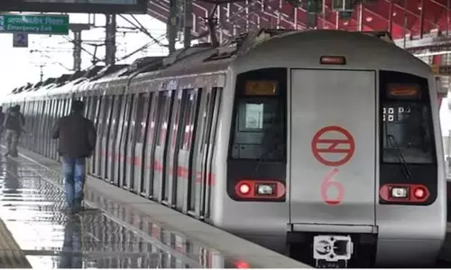 டெல்லி மெட்ரோ ரெயிலில் மருத்துவ மாணவர் உயிரிழப்பு