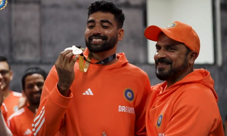 தென் ஆப்பிரிக்காவுக்கு எதிரான டி20 தொடர்; 'இம்பேக்ட் பீல்டர்' விருதை வென்ற முகமது சிராஜ்..!