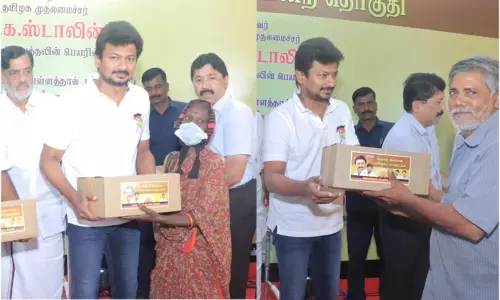 சென்னை அண்ணா நகரில் 80 ஆயிரம் குடும்பங்களுக்கு மழை நிவாரண பொருட்கள்- அமைச்சர் உதயநிதி வழங்கினார்