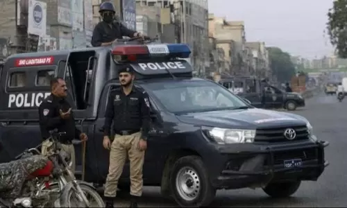 காவல்துறை தலைமையகத்தை குறிவைத்த பயங்கரவாதிகள்.. பாகிஸ்தானில் 3 போலீஸ்காரர்கள் பலி காவல்துறை தலைமையகத்தை குறிவைத்த பயங்கரவாதிகள்.. பாகிஸ்தானில் 3 போலீஸ்காரர்கள் பலி