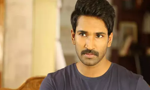 மிரட்டும் லுக்கில் ஆதி.. எதிர்பார்ப்பில் ரசிகர்கள்