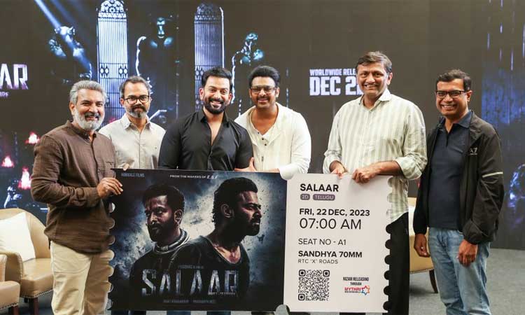 'சலார்' படத்தின் முதல் டிக்கெட்டை வாங்கிய இயக்குனர் ராஜமவுலி..!