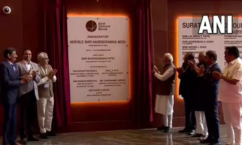 குஜராத்தில் உலகின் மிகப்பெரிய வைர வர்த்தக மையத்தை திறந்து வைத்தார் பிரதமர் மோடி குஜராத்தில் உலகின் மிகப்பெரிய வைர வர்த்தக மையத்தை திறந்து வைத்தார் பிரதமர் மோடி