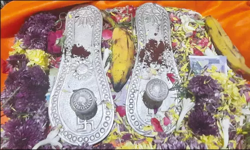 இலங்கையில் இருந்து கொண்டு வந்த ராமர் பாதுகைகளுக்கு ராமேசுவரம் கோவிலில் சிறப்பு பூஜைகள்