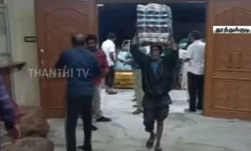 தமிழகத்தின் பல்வேறு மாவட்டங்களில் இருந்து தூத்துக்குடிக்கு நிவாரணப் பொருட்கள் அனுப்பி வைப்பு