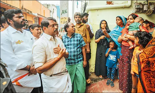 தென்மாவட்ட மழை வெள்ள பாதிப்பு: மோடி தேவையான உதவிகளை செய்வார் -அண்ணாமலை ஆறுதல் தென்மாவட்ட மழை வெள்ள பாதிப்பு: மோடி தேவையான உதவிகளை செய்வார் -அண்ணாமலை ஆறுதல்