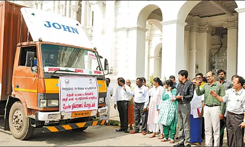 தூத்துக்குடி மாவட்டத்துக்கு நிவாரண பொருட்கள்: மாநகராட்சி கமிஷனர் ராதாகிருஷ்ணன் அனுப்பிவைத்தார் தூத்துக்குடி மாவட்டத்துக்கு நிவாரண பொருட்கள்: மாநகராட்சி கமிஷனர் ராதாகிருஷ்ணன் அனுப்பிவைத்தார்