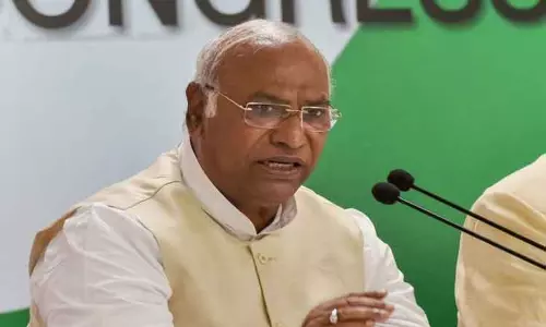 மக்களவை தேர்தல் தொடர்பாக காங்கிரஸ் மூத்த தலைவர்களுடன் மல்லிகார்ஜுன கார்கே இன்று ஆலோசனை