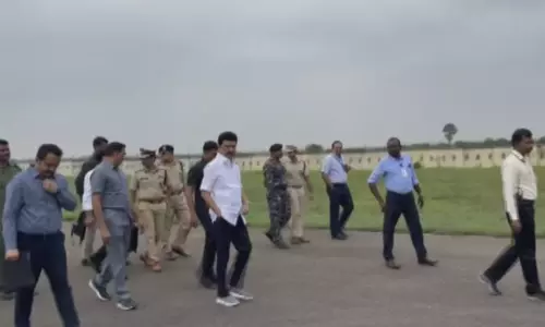 தென் மாவட்ட பாதிப்புகளை ஆய்வு செய்ய தூத்துக்குடி சென்றடைந்தார் முதல்-அமைச்சர் மு.க.ஸ்டாலின் தென் மாவட்ட பாதிப்புகளை ஆய்வு செய்ய தூத்துக்குடி சென்றடைந்தார் முதல்-அமைச்சர் மு.க.ஸ்டாலின்