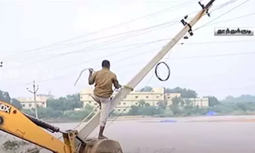 தூத்துக்குடியில் 100-க்கும் மேற்பட்ட மின்கம்பங்கள் சேதம் - சரிசெய்யும் பணிகள் தீவிரம்