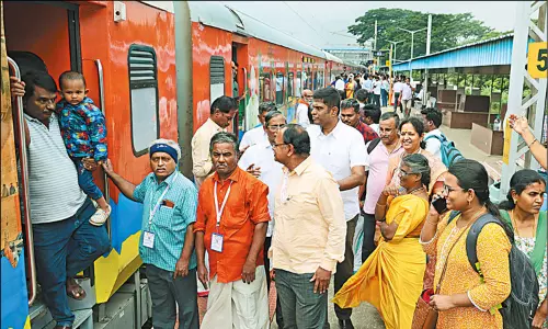 காசி தமிழ் சங்கமம் நிகழ்ச்சிக்கு புறப்பட்ட 4-வது குழு காசி தமிழ் சங்கமம் நிகழ்ச்சிக்கு புறப்பட்ட 4-வது குழு
