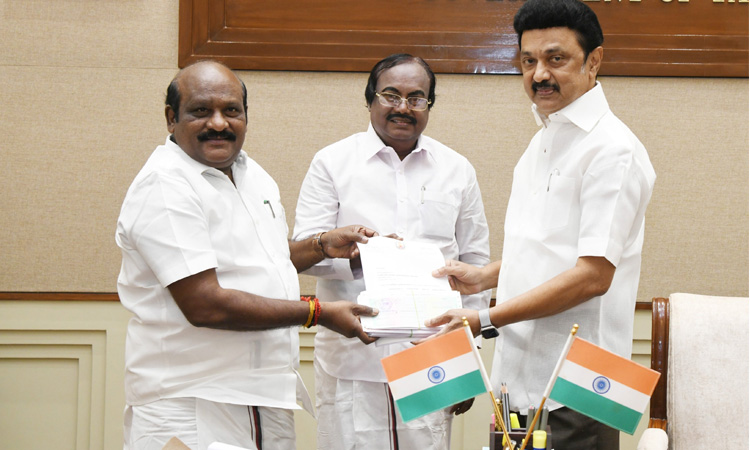 முதல்-அமைச்சரின் பொது நிவாரண நிதிக்கு ஒரு மாத ஊதியத்தை வழங்கிய தி.மு.க எம்.எல்.ஏ.க்கள்...!