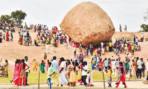 தொடர் விடுமுறை: மாமல்லபுரத்தில் திரண்ட சுற்றுலா பயணிகள் தொடர் விடுமுறை: மாமல்லபுரத்தில் திரண்ட சுற்றுலா பயணிகள்