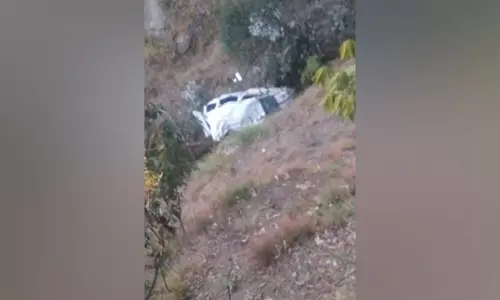 காஷ்மீரில் கார் பள்ளத்தாக்கில் கவிழ்ந்து விபத்து: 2 பேர் பலி 13 பேர் காயம்