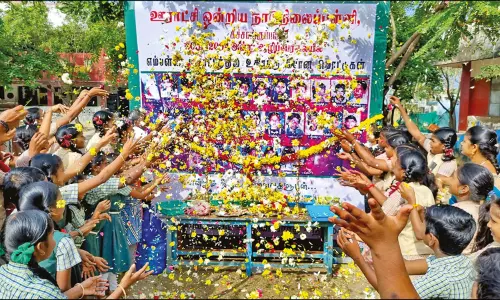 19-ம் ஆண்டு சுனாமி நினைவு தினம் அனுசரிப்பு: கடற்கரையில் உறவினர்கள்-பொதுமக்கள் கண்ணீர் அஞ்சலி