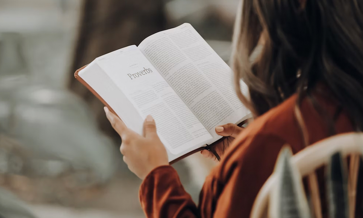 வாழ்க்கையில் நற்குணங்களை வளர்த்துக்கொள்ள வேண்டுமா?  இப்போதே புத்தகங்களை படிக்க தொடங்குங்கள்.