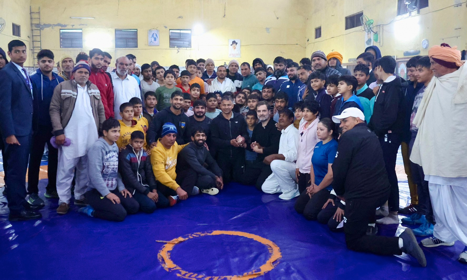 மல்யுத்த வீரர் பஜ்ரங் புனியாவுடன் மல்யுத்தம் விளையாடிய காங்கிரஸ் எம்.பி. ராகுல் காந்தி