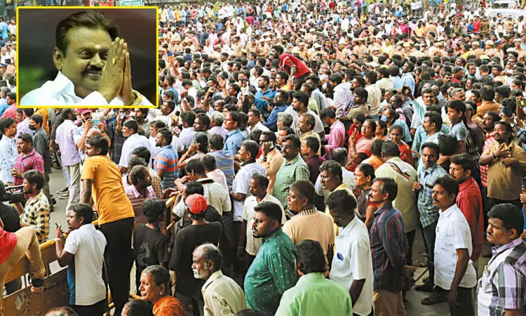 தீவுத்திடலில் பொதுமக்கள் இன்று அஞ்சலி செலுத்த... ... சந்தனப் பேழையில் வைத்து விஜயகாந்த் உடல் நல்லடக்கம் தீவுத்திடலில் பொதுமக்கள் இன்று அஞ்சலி செலுத்த... ... சந்தனப் பேழையில் வைத்து விஜயகாந்த் உடல் நல்லடக்கம்