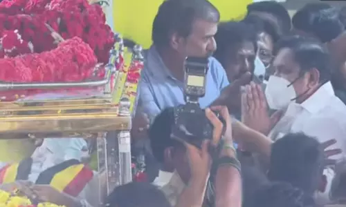 விஜயகாந்த் மறைவு: எதிர்க்கட்சி தலைவர் எடப்பாடி பழனிச்சாமி நேரில் அஞ்சலி விஜயகாந்த் மறைவு: எதிர்க்கட்சி தலைவர் எடப்பாடி பழனிச்சாமி நேரில் அஞ்சலி