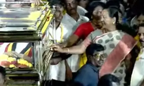 பொதுமக்கள் அஞ்சலிக்காக தீவுத்திடலுக்கு கொண்டு... ... சந்தனப் பேழையில் வைத்து விஜயகாந்த் உடல் நல்லடக்கம்