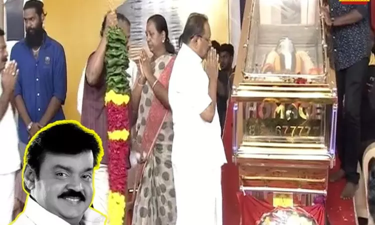 சென்னை தீவுத்திடலில் வைக்கப்பட்டுள்ள தேமுதிக... ... சந்தனப் பேழையில் வைத்து விஜயகாந்த் உடல் நல்லடக்கம் சென்னை தீவுத்திடலில் வைக்கப்பட்டுள்ள தேமுதிக... ... சந்தனப் பேழையில் வைத்து விஜயகாந்த் உடல் நல்லடக்கம்