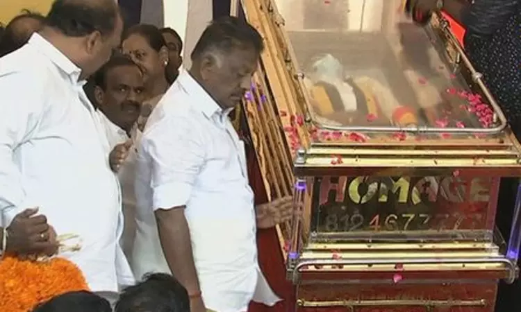 விஜயகாந்த் உடலுக்கு ஓ.பன்னீர்செல்வம் நேரில் அஞ்சலி... ... சந்தனப் பேழையில் வைத்து விஜயகாந்த் உடல் நல்லடக்கம் விஜயகாந்த் உடலுக்கு ஓ.பன்னீர்செல்வம் நேரில் அஞ்சலி... ... சந்தனப் பேழையில் வைத்து விஜயகாந்த் உடல் நல்லடக்கம்