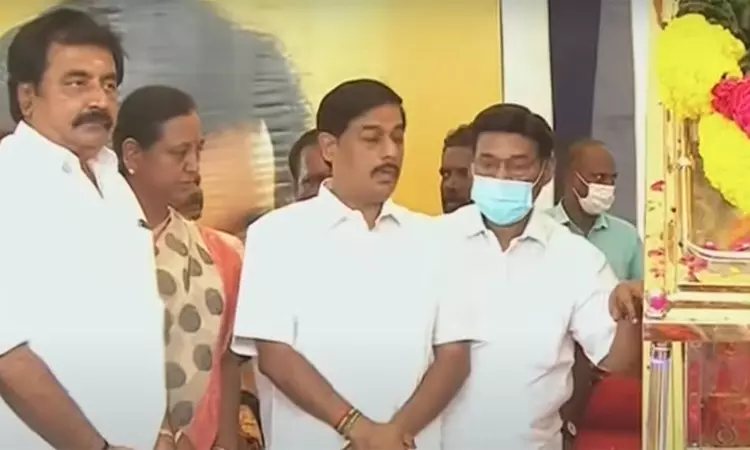 தேமுதிக தலைவர் விஜயகாந்த் உடலுக்கு இந்திய ஜனநாயக... ... சந்தனப் பேழையில் வைத்து விஜயகாந்த் உடல் நல்லடக்கம் தேமுதிக தலைவர் விஜயகாந்த் உடலுக்கு இந்திய ஜனநாயக... ... சந்தனப் பேழையில் வைத்து விஜயகாந்த் உடல் நல்லடக்கம்