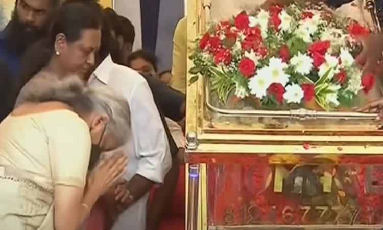 தேமுதிக தலைவர் விஜயகாந்த் உடலுக்கு மத்திய மந்திரி நிர்மலா சீதாராமன் அஞ்சலி