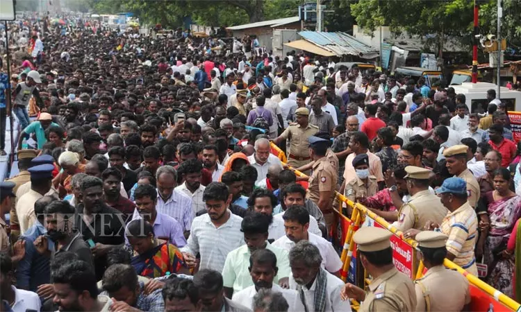 கேப்டன் விஜயகாந்தின் இறுதி சடங்கை காண எல்.ஈ.டி.... ... சந்தனப் பேழையில் வைத்து விஜயகாந்த் உடல் நல்லடக்கம் கேப்டன் விஜயகாந்தின் இறுதி சடங்கை காண எல்.ஈ.டி.... ... சந்தனப் பேழையில் வைத்து விஜயகாந்த் உடல் நல்லடக்கம்