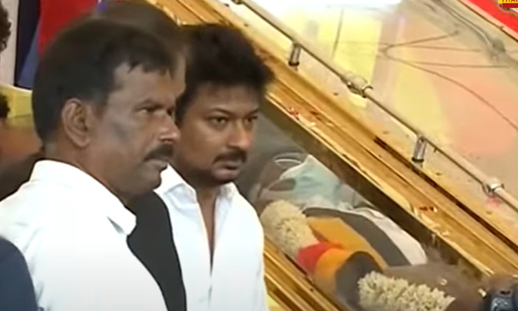 விஜயகாந்த் உடலுக்கு அமைச்சர் உதயநிதி நேரில் அஞ்சலி... இறுதி ஊர்வலம் குறித்து அதிகாரிகளுடன் ஆலோசனை