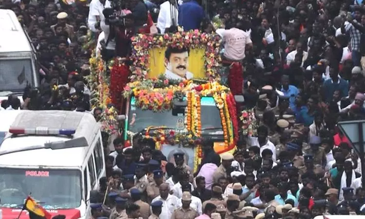 கோயம்பேடு கல்யாண மண்பத்தை நெருங்கும் விஜயகாந்த் உடல் கோயம்பேடு கல்யாண மண்பத்தை நெருங்கும் விஜயகாந்த் உடல்