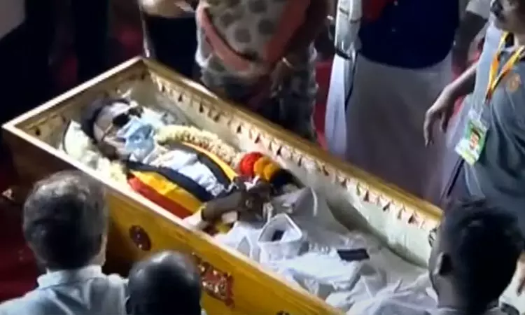 குடும்பத்தினர், உறவினர்கள் கண்ணீர்மல்க... ... சந்தனப் பேழையில் வைத்து விஜயகாந்த் உடல் நல்லடக்கம் குடும்பத்தினர், உறவினர்கள் கண்ணீர்மல்க... ... சந்தனப் பேழையில் வைத்து விஜயகாந்த் உடல் நல்லடக்கம்